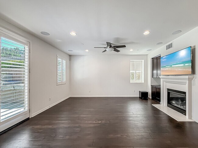 Building Photo - 3 bed, 2 1/2 bath townhome in sought-after Oak Terrace community