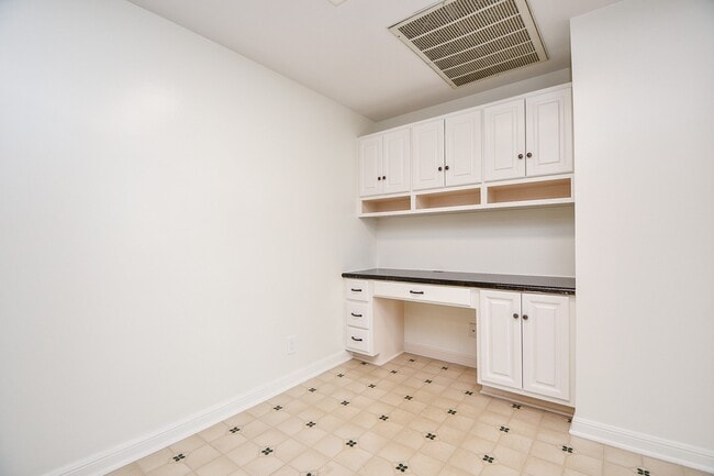 Building Photo - 5150 Hidalgo St
