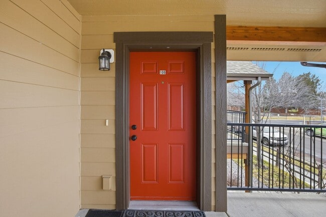 Building Photo - 2 Bed 2 Bath Condo - Near Shopping!