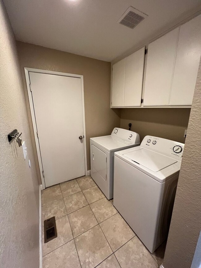 Building Photo - $2495.00 - GREAT NEIGHBORS - CENTRAL TO GR...