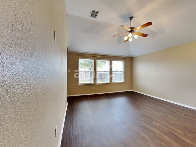 Building Photo - 925 Hawthorne Rd