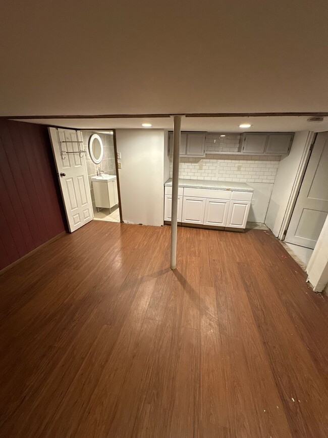Building Photo - 3-bedroom ranch East York.