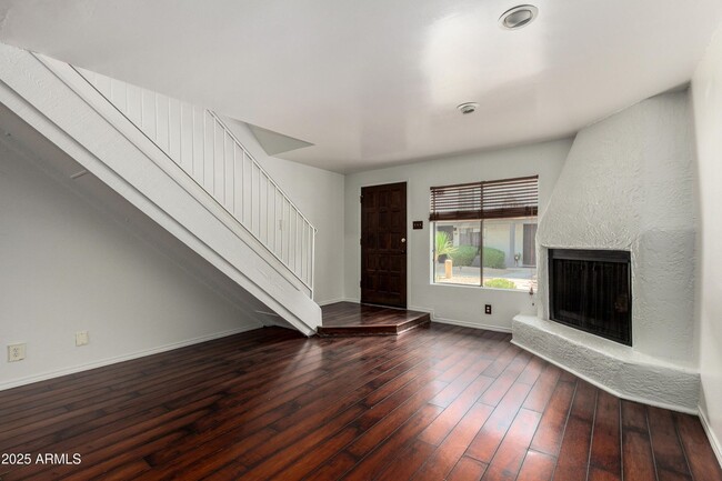 Building Photo - Old Town Scottsdale townhome- 2 bd 2 bath- W/D- Yard