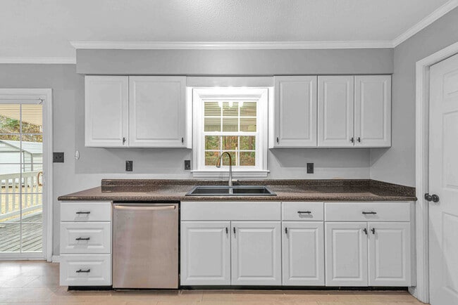 Building Photo - 203 Pineview Rd