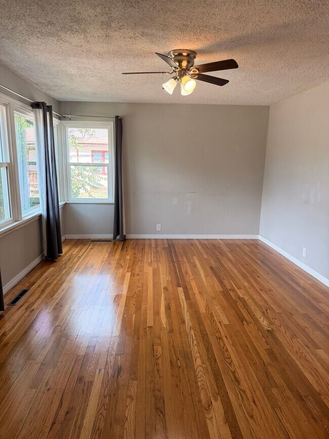 Building Photo - 4BED Near CMU Campus!!!!!!