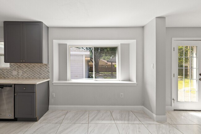 Building Photo - 2114 Briargreen Dr