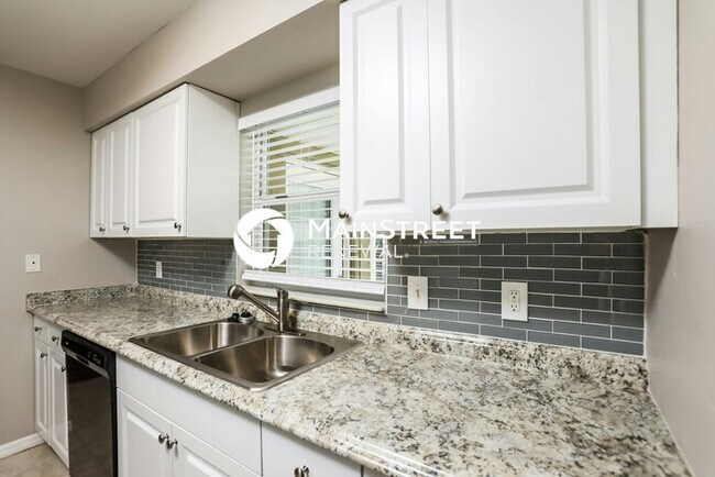Building Photo - 4 Bedroom Pet-Friendly Home in Clermont, FL with Main Street Renewal