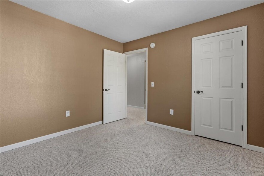 Building Photo - 410 Ashbury Cir