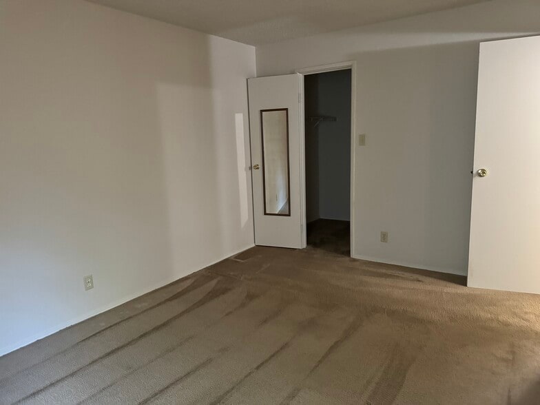 Building Photo - 32 Woodglen Apartment
