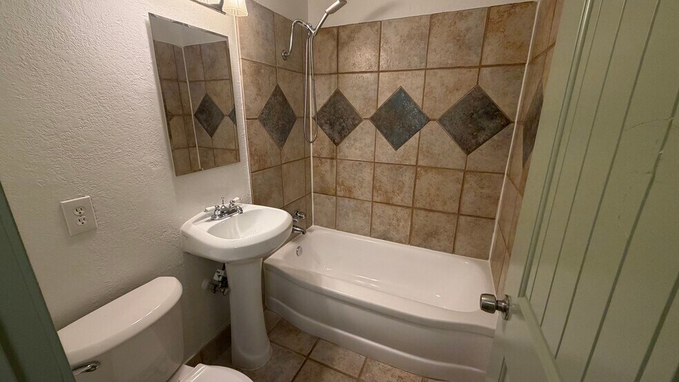 Building Photo - 18 E Ridgecrest Dr
