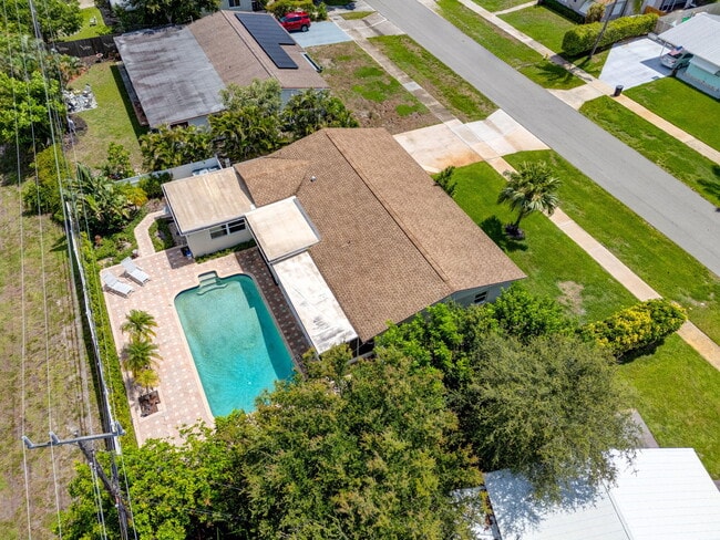 Building Photo - 704 Juniper Dr