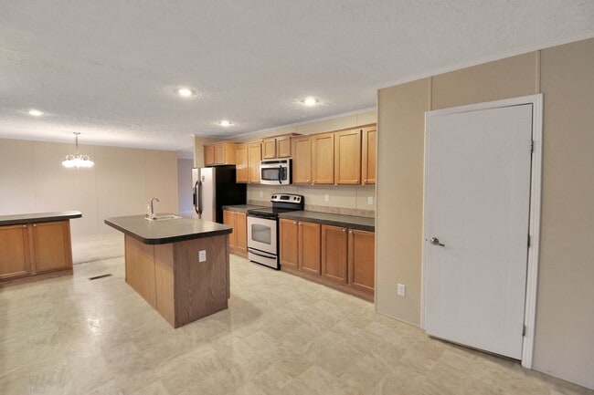 Building Photo - Country Living in New Kent County!
