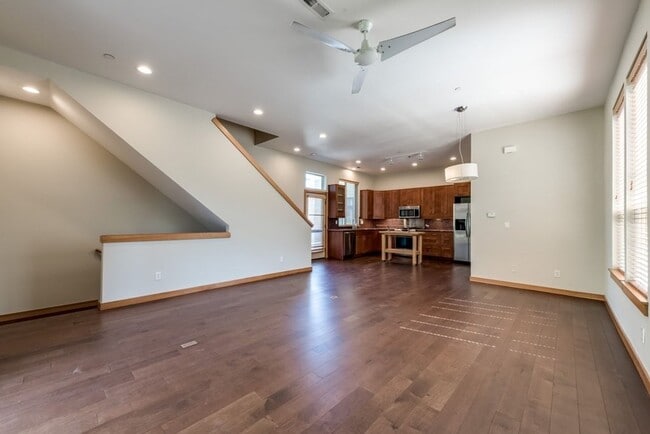 Building Photo - Luxury Three Bedroom Townhome in Johns Lan...