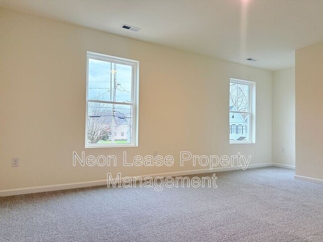 Building Photo - 400 N Walnut St