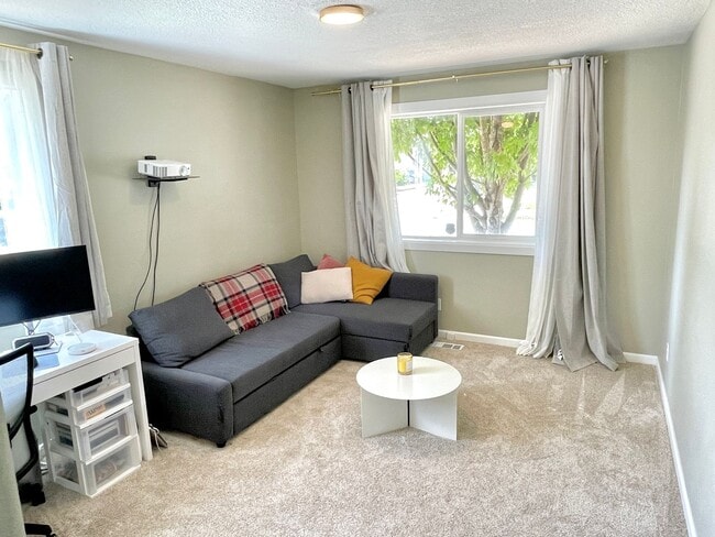 Building Photo - Boise Neighborhood 2-Story with Hardwood F...
