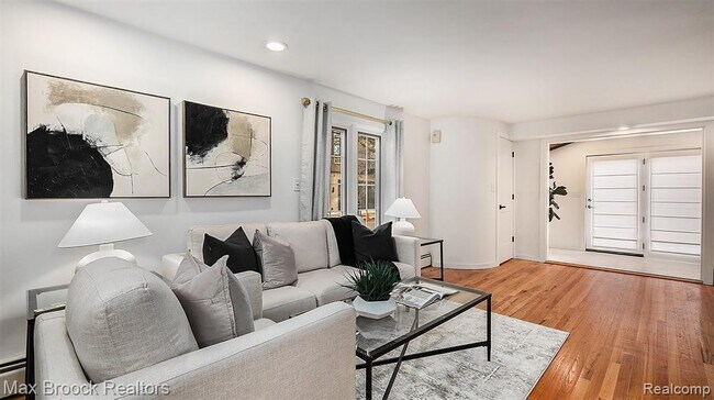 Building Photo - 343 S Elm St