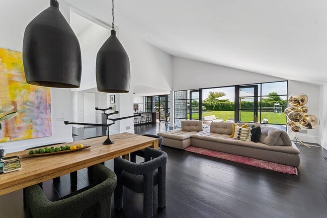 Building Photo - 811 Halsey Ln