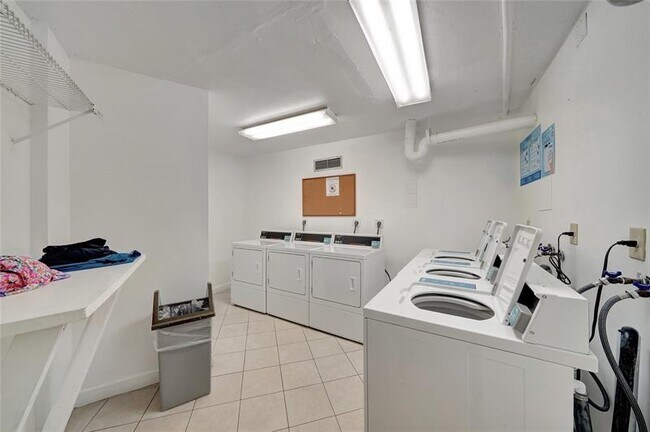 Building Photo - 1100 St Charles Pl