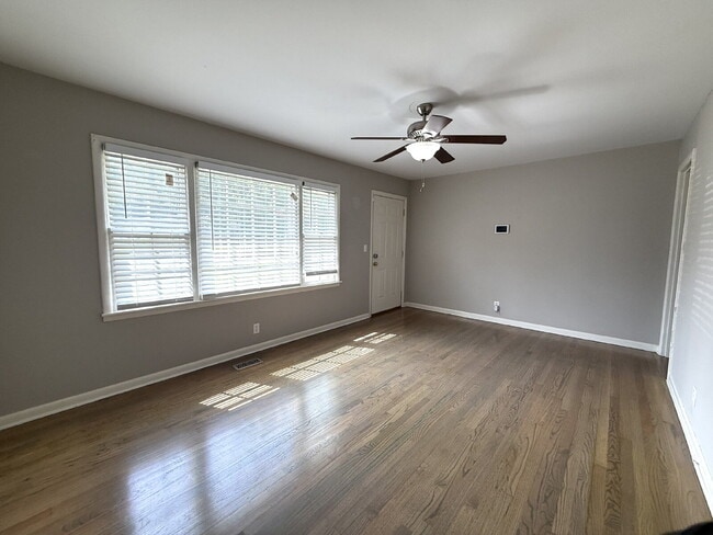 Building Photo - "Charming 3-Bed Home with Beautiful Hardwood Floors on Euclid Road!"