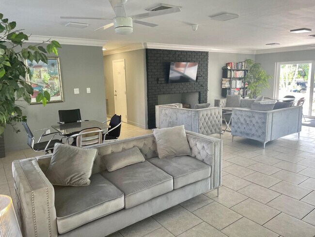 Building Photo - 140 NE 19th Ct