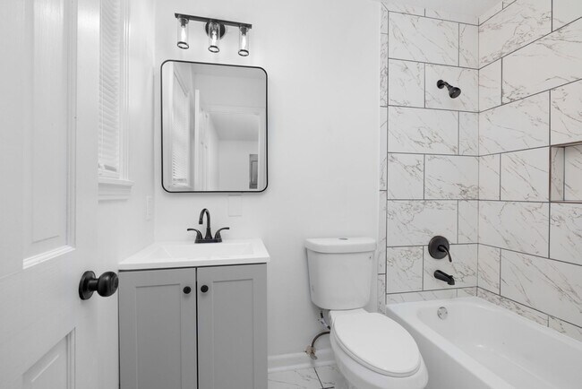Building Photo - 5 bedroom 3 bath in Covington recently renovated just off the town square