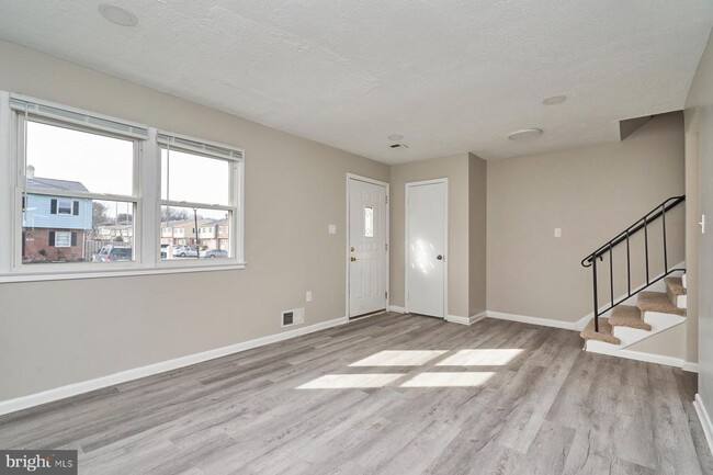 Building Photo - Charming 3-Bedroom Townhome in the Heart o...