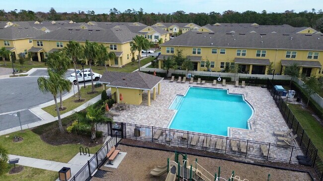 Building Photo - Available Now!  Charming 3-Bedroom Townhou...