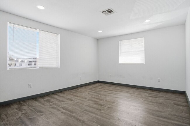 Building Photo - Newly remodeled 2 bed apartment ready for move in