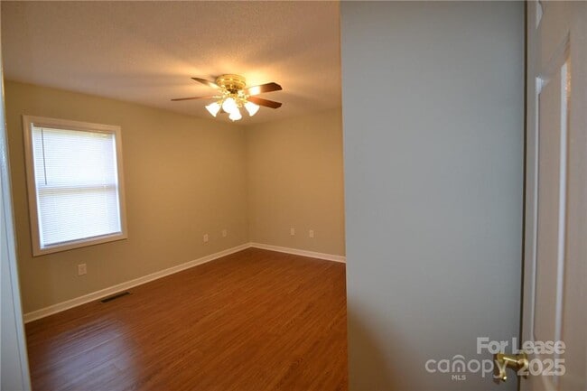 Building Photo - 1212 Beechwood Dr