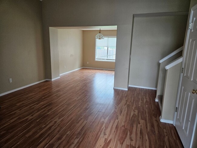 Building Photo - Spacious 4 bedroom, 2 1/2 bath House