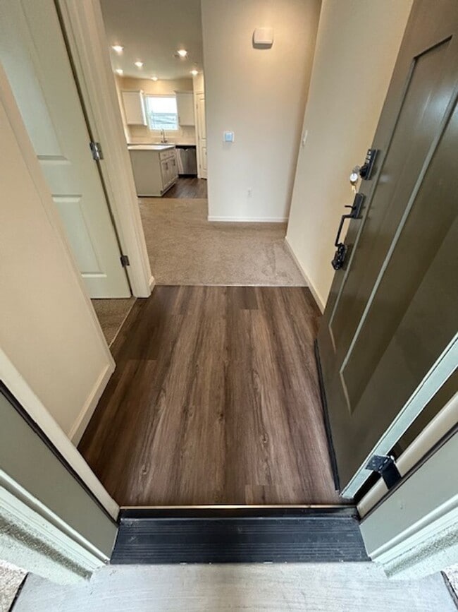 Building Photo - ** MOVE IN SPECIAL- $300 OFF FIRST 3 MONTHS***