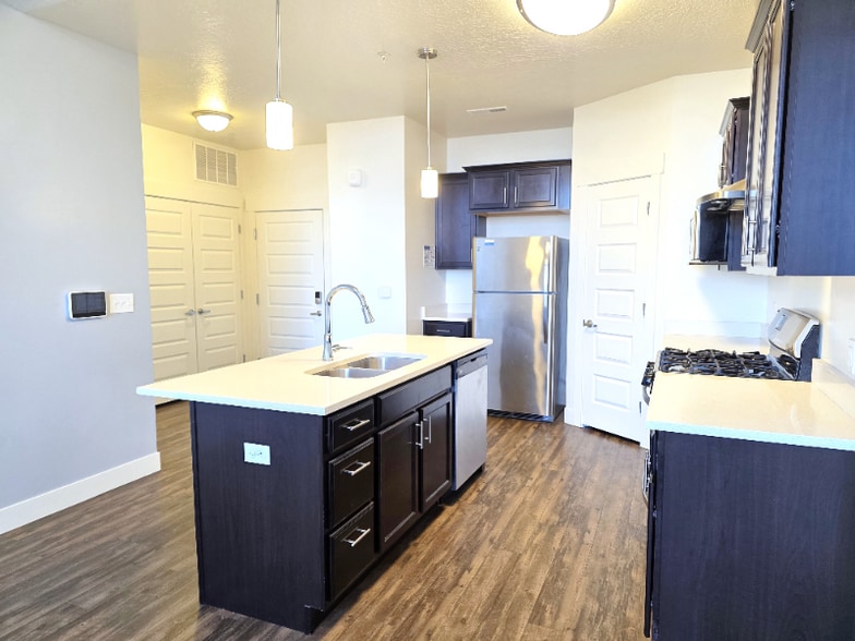 Building Photo - 196 W Vine St