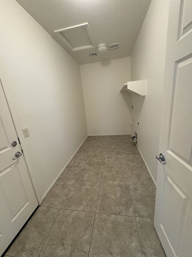 Building Photo - 4 bedroom plus Den 3 car garage with sparkling pool Vail School District
