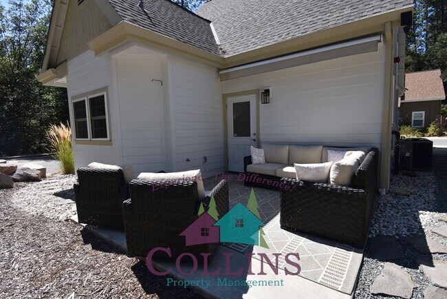 Building Photo - 215 Pello Ln