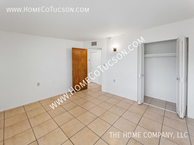 Building Photo - 1446 E Iowa Dr