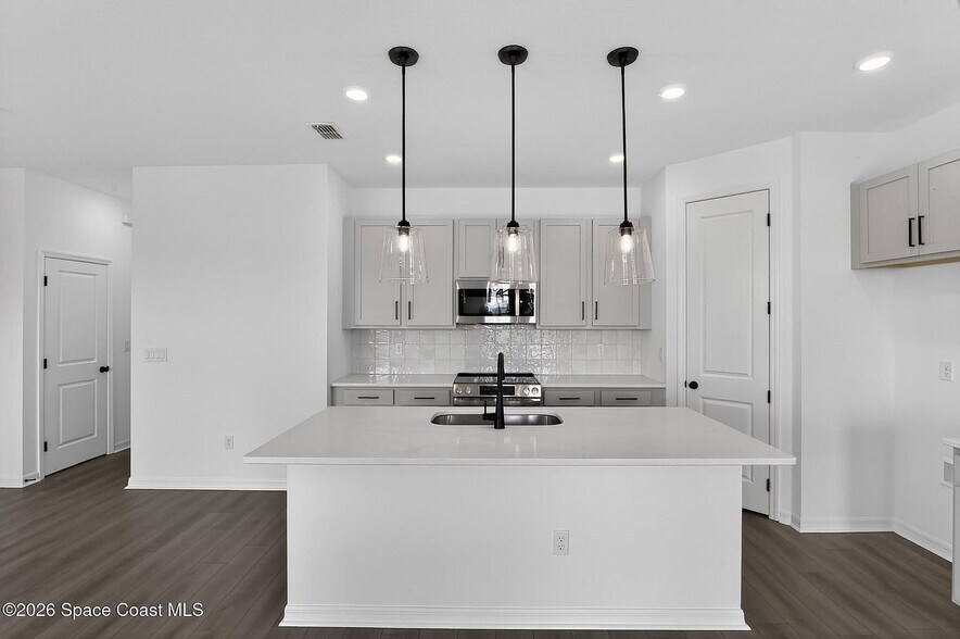 Building Photo - 1450 Victoria Blvd