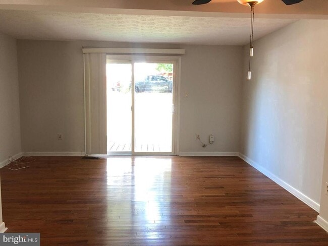 Building Photo - 19457 Zinnia Cir