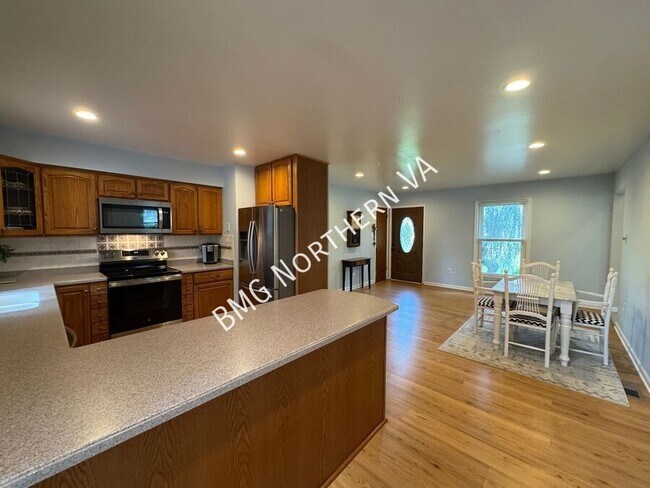 Building Photo - 8903 Tudor Ln