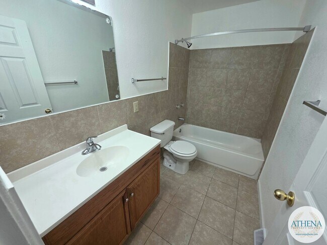 Building Photo - 3 Bedroom / 1 Bath House - SIZABLE YARD & W/D INCLUDED