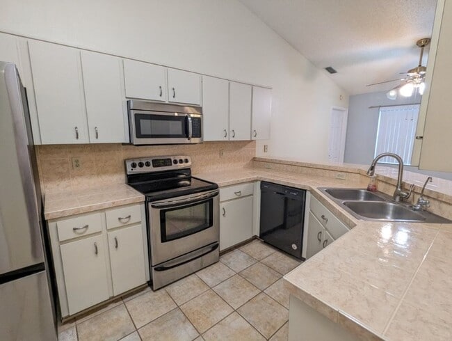 Building Photo - Must See!!!  Large 2 Bed 2 Bath with garag...