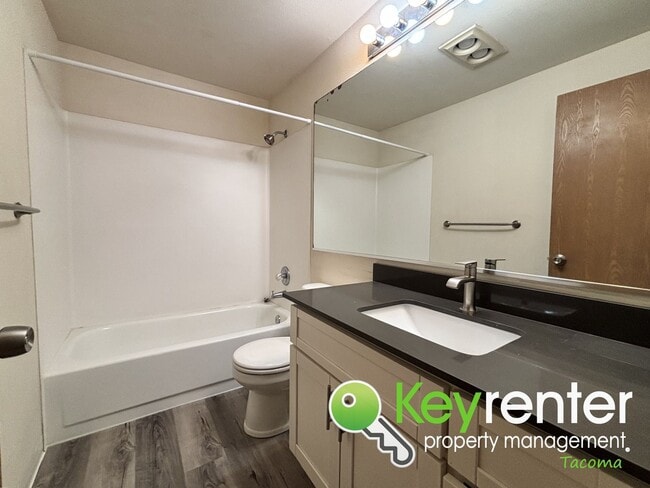 Building Photo - Spacious 3-Bedroom Home in Quiet Lakewood Cul-de-Sac