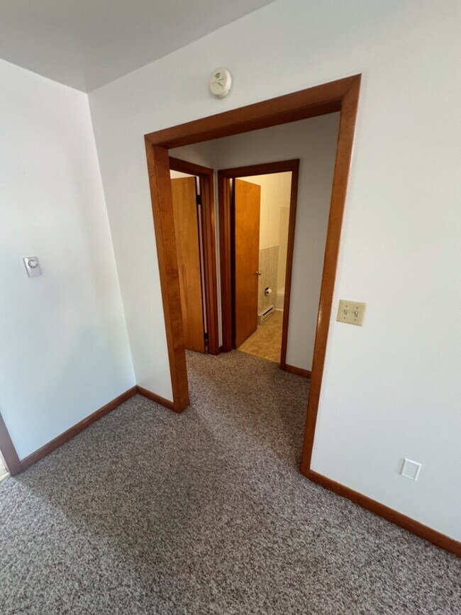 Building Photo - 2 Bed Single Level Apartment