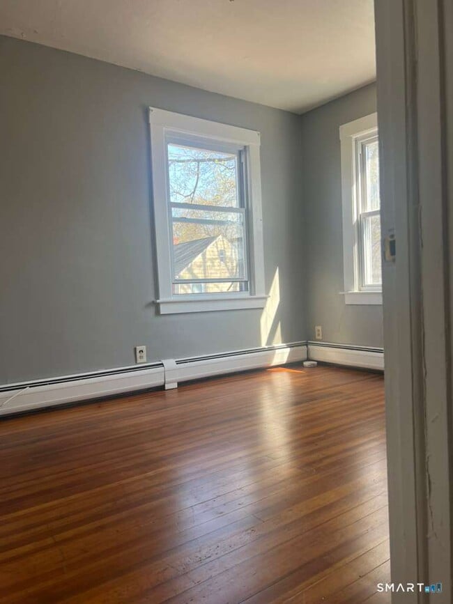 Building Photo - 10 Bank St