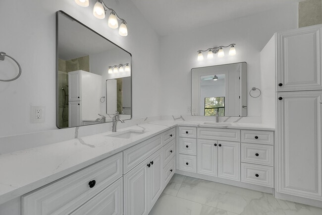 Building Photo - 6607 Deland Ave