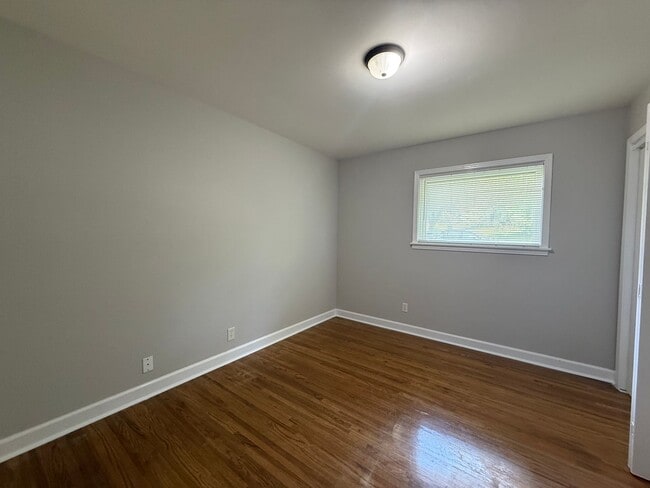 Building Photo - Lovely and Spacious Home in South Nashville - Garage and Fenced in Yard
