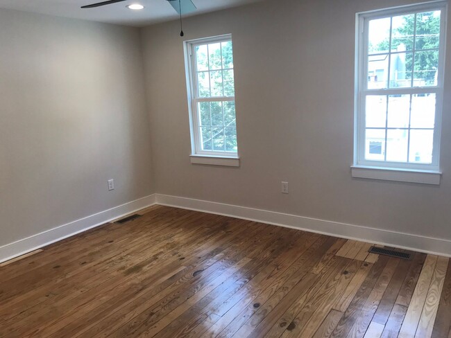 Building Photo - Beautifully renovated townhome in West Che...