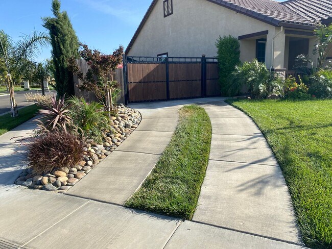Building Photo - Beautiful Los Banos Rental
