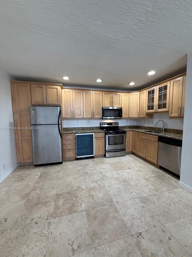 Primary Photo - 530 NE 15th Ct