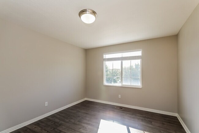 Building Photo - 996 W Fox Holw Dr