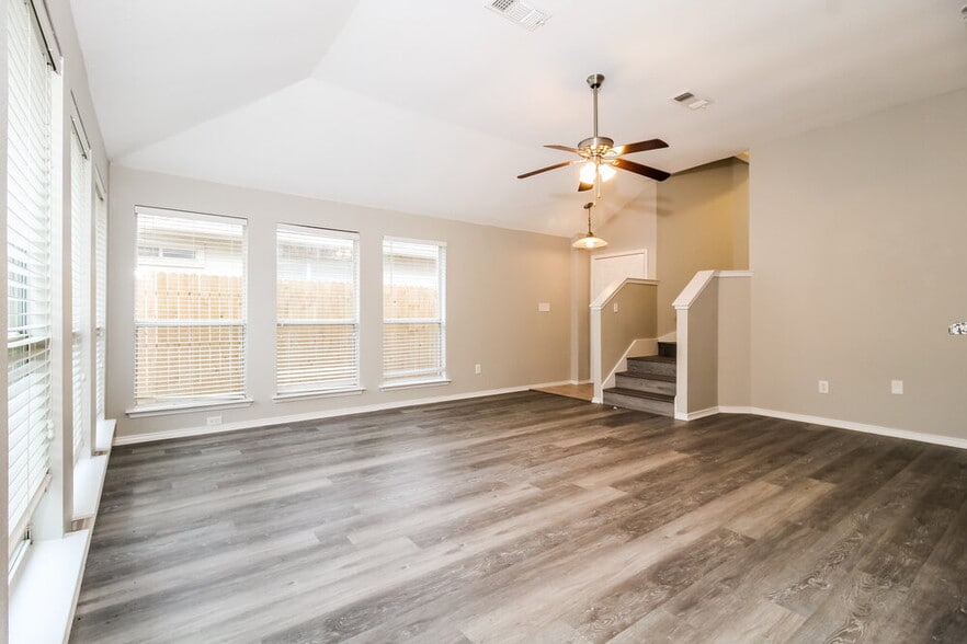 Building Photo - 809 Pace Dr
